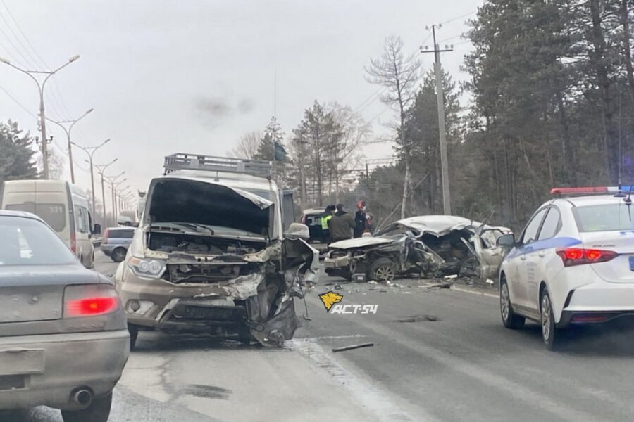 УАЗ «Патриот» и белый седан столкнулись в Новосибирске