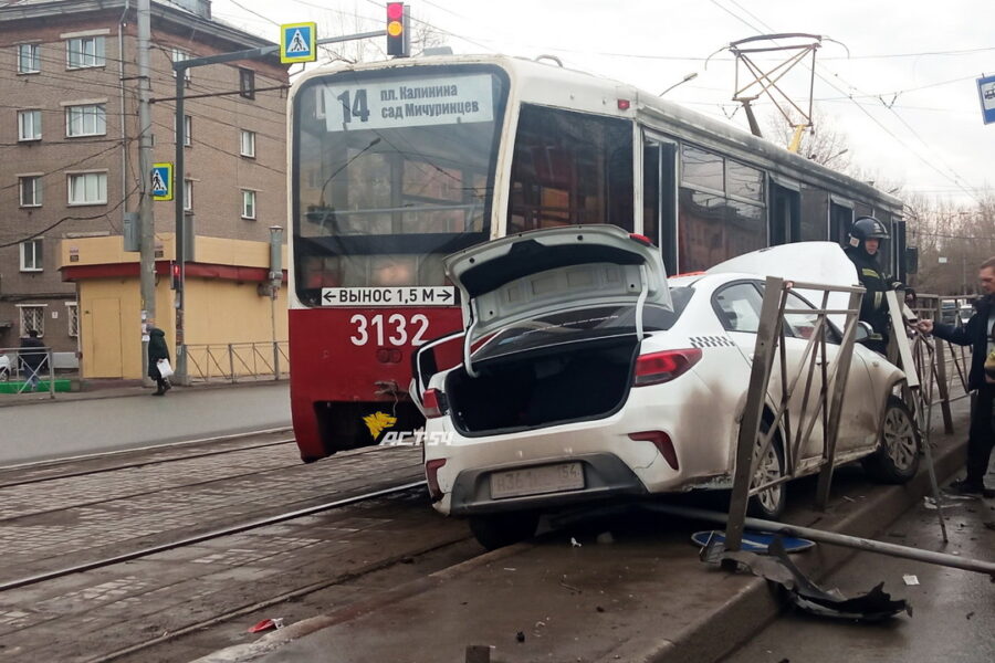Автомобиль протаранил трамвай в Дзержинском районе Новосибирска