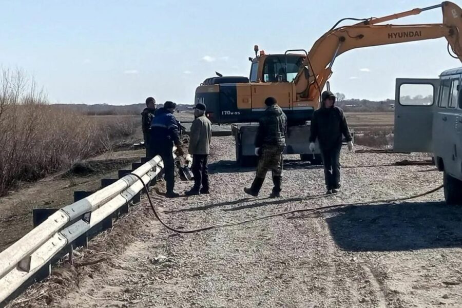 Рабочие восстанавливают разрушенные паводком дороги в Новосибирской области