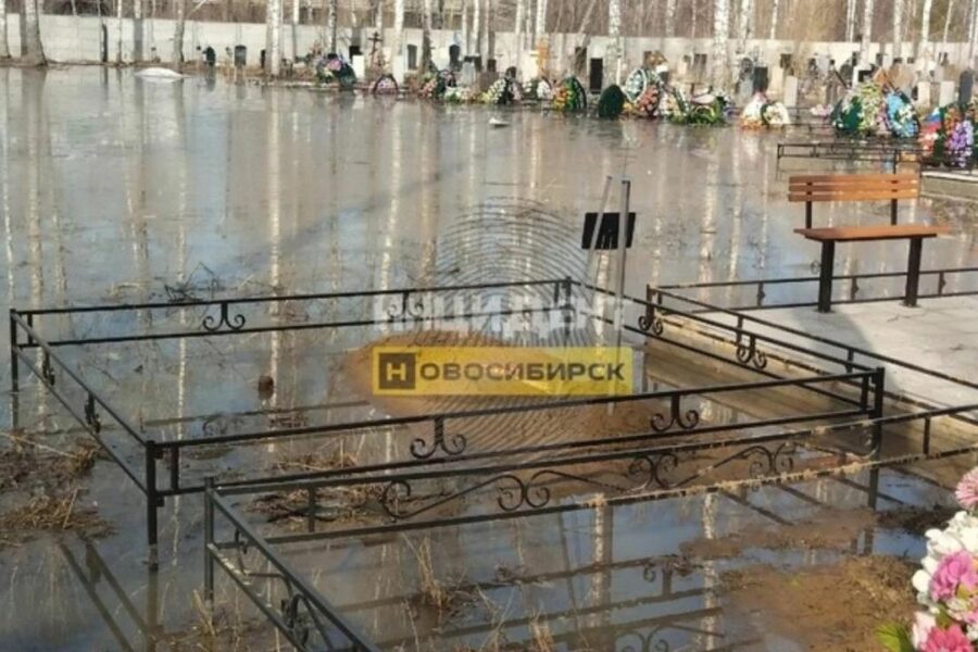 Два кладбища уходят под воду в Новосибирске: никто не жалуется