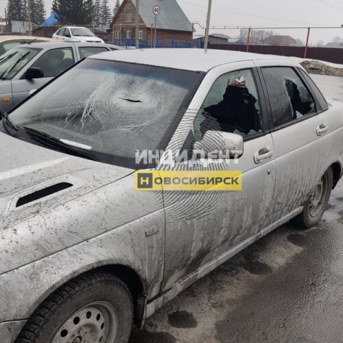 Неизвестный разбил топором окно авто участника СВО под Новосибирском