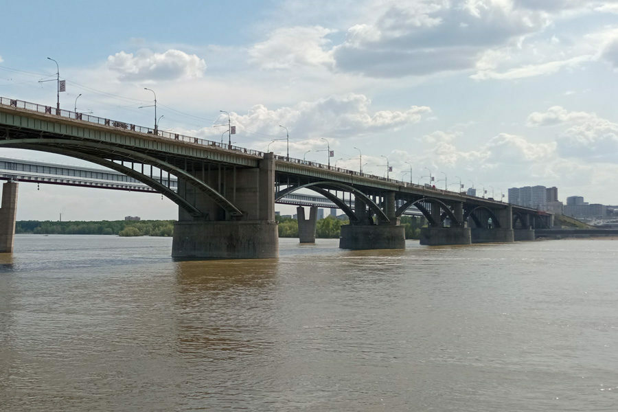 В Новосибирске приступили к ремонту обратной стороны Октябрьского моста