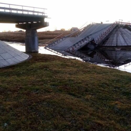 Начали разбирать рухнувший мост на реке Карасук в Новосибирской области