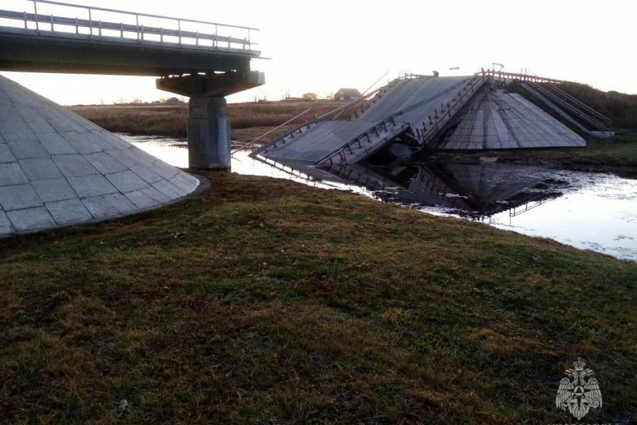 Начали разбирать рухнувший мост на реке Карасук в Новосибирской области