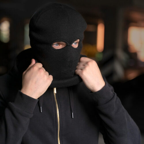 25-летний парень позвал маму после кражи ликера в Новосибирске