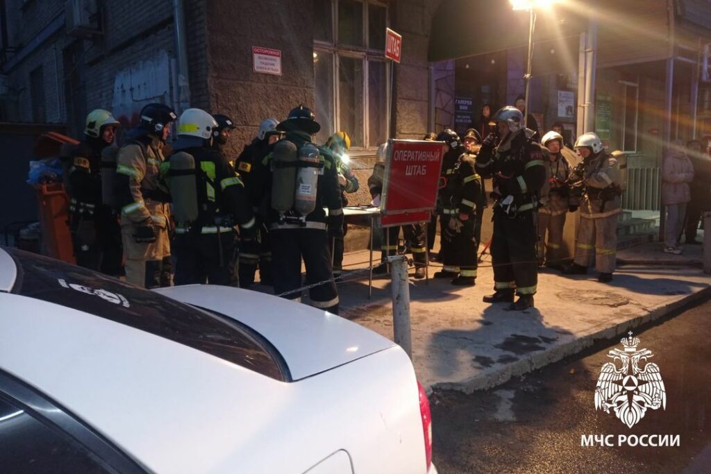 МЧС 6 часов тушило крышу многоэтажки в Новосибирске