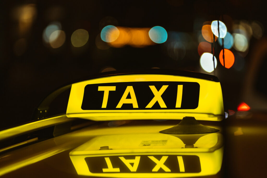 Рейд по выявлению нелегальных таксистов прошел в аэропорту Новосибирска