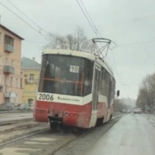 Неведомая сила раскачала трамвай с пассажирами во время движения в Новосибирске