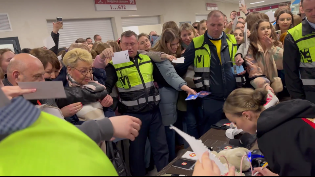 За автографом Алины Загитовой выстроилась огромная толпа в Новосибирске