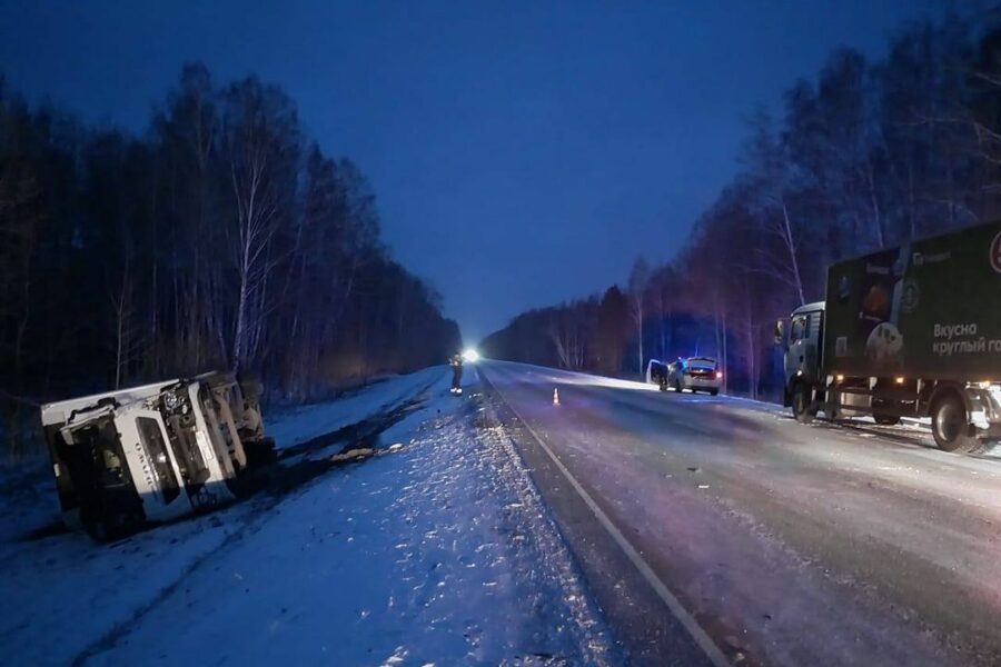 Четверо пострадали в ДТП с грузовиком и микроавтобусом под Новосибирском