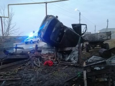 Под Новосибирском иномарка снесла ограду и повисла на заборе — водитель погиб