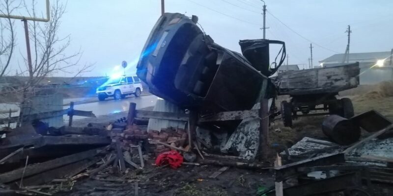 Под Новосибирском иномарка снесла ограду и повисла на заборе — водитель погиб
