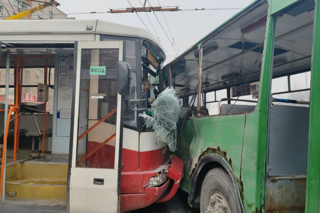 Пассажиры пострадали в ДТП с троллейбусом и трамваем в Новосибирске