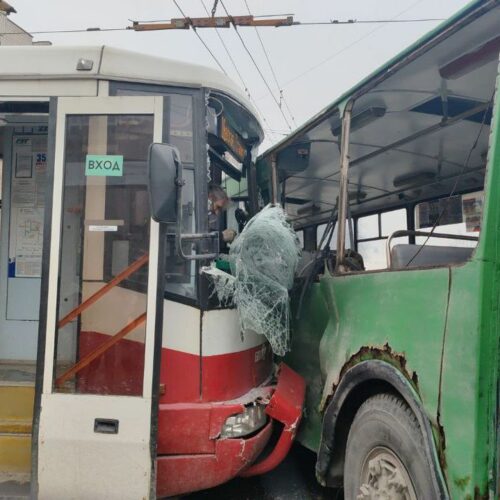 Пассажиры пострадали в ДТП с троллейбусом и трамваем в Новосибирске