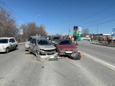Три человека пострадали в массовом ДТП на Советском шоссе в Новосибирске