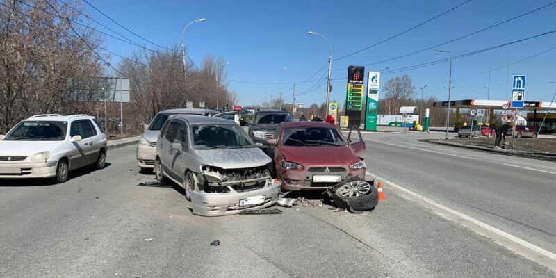 Три человека пострадали в массовом ДТП на Советском шоссе в Новосибирске