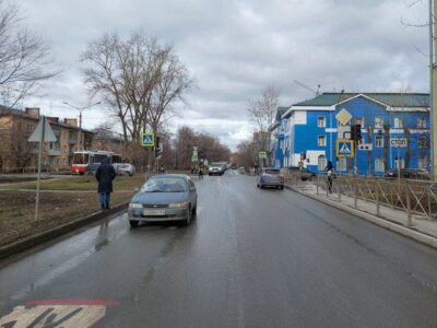 Ребенок попал под колеса автомобиля по дороге в школу в Новосибирске