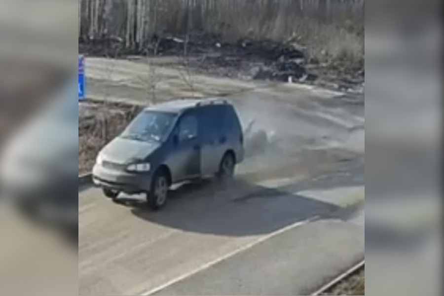 В Новосибирске две пассажирки выпали из автомобиля на ходу