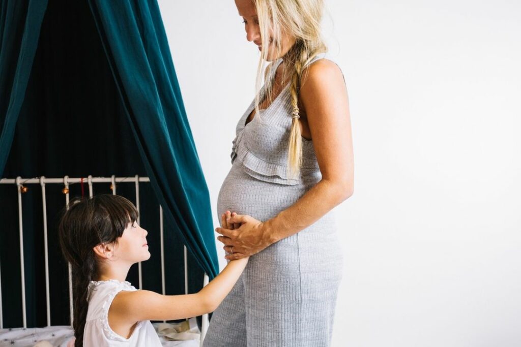 «Приравнять к убийству»: запретить аборты потребовали общественники у губернатора Новосибирской области