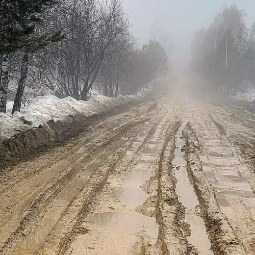 Жители поселка под Новосибирском уже 15 лет сами ремонтируют дорогу