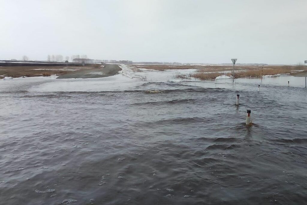 Из-за паводка ограничили движение на двух дорогах в Новосибирской области