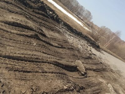 Жители села Медведское добились ремонта разбитой большегрузами дороги