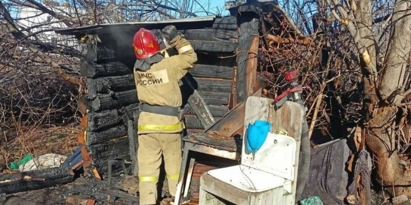 Обгоревшего человека нашли после пожара в Новосибирске