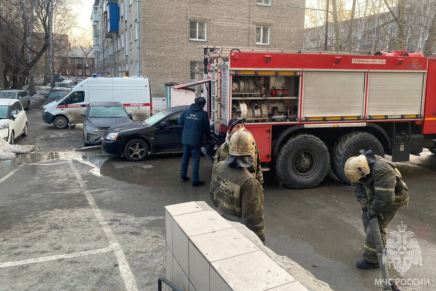 Пожарные эвакуировали 6 жителей многоэтажки в Новосибирске