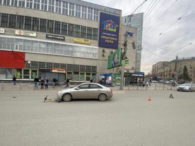 Машина сбила подростка-самокатчика на пешеходном переходе в Новосибирске