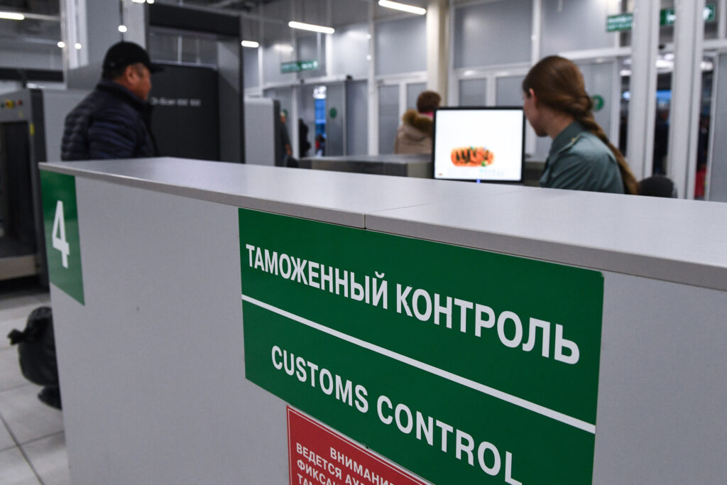 На таможне в Толмачево задержали багаж с брендовой одеждой на 30 тысяч евро