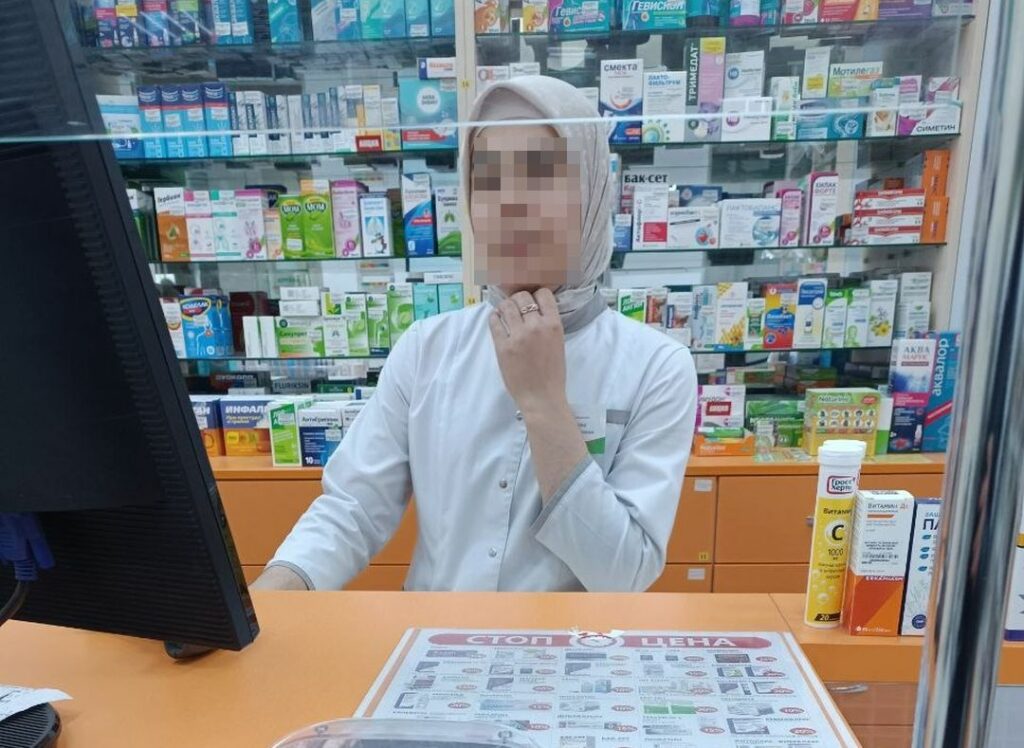 «Она разжигает в нас ненависть и вражду»: снять платок с головы фармацевта потребовали жители Новосибирска