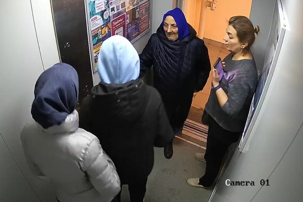 «Украли деньги и золото»: цыгане обчистили квартиру пока 9-летний мальчик был один дома в Новосибирске
