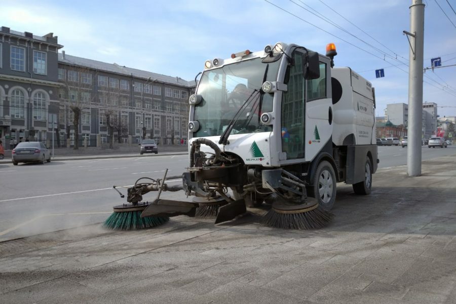 Городские дороги моют шампунем в Новосибирске