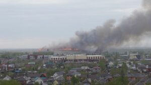 Загорелся мусорный полигон за Хилокским рынком в Новосибирске