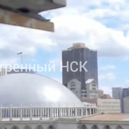 В центре Новосибирска у девятиэтажного дома отвалился балкон