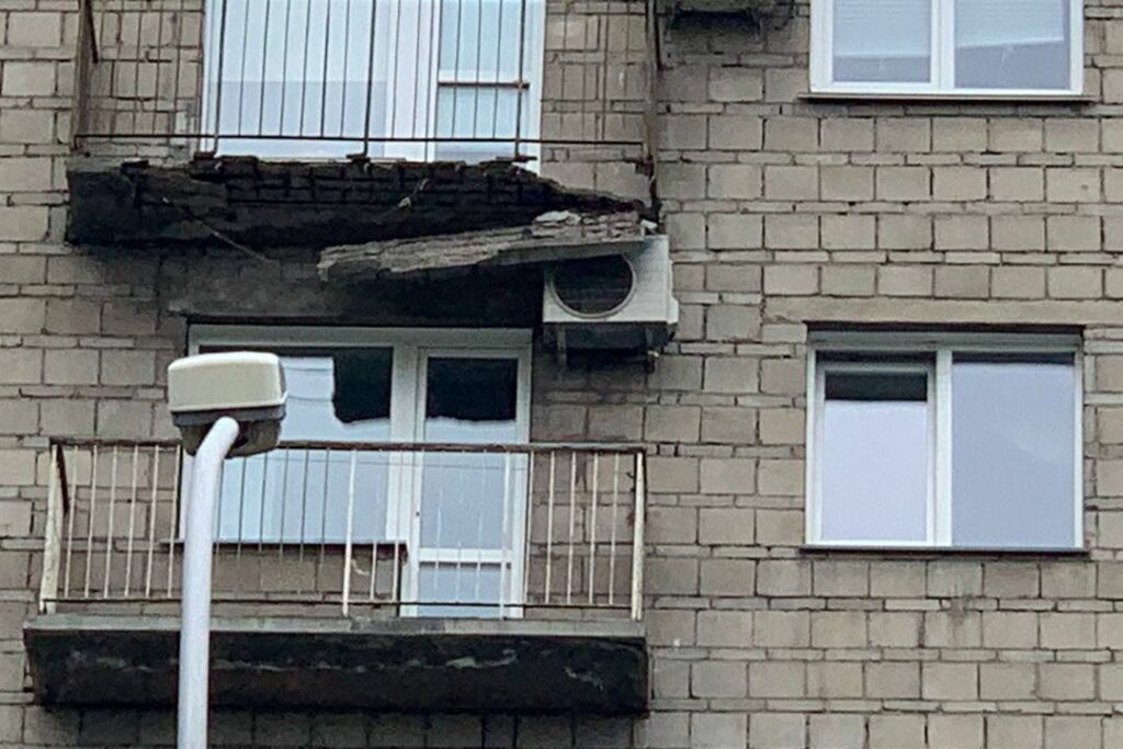 Упавший балкон в центре Новосибирска заинтересовал прокуратуру