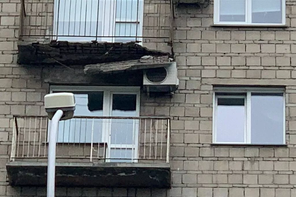 Упавший балкон в центре Новосибирска заинтересовал прокуратуру
