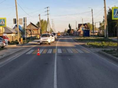 Мотоциклист сбил мужчину на «зебре» и скрылся в Новосибирской области