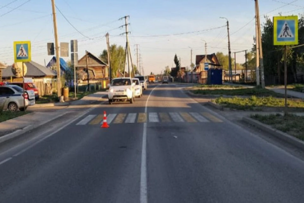 Мотоциклист сбил мужчину на «зебре» и скрылся в Новосибирской области