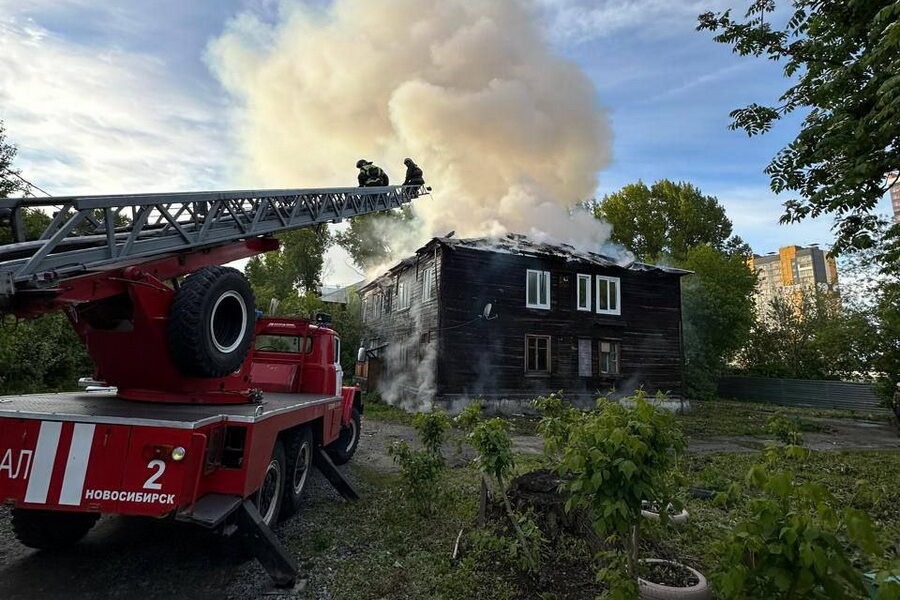 Пожарные вывели трёх человек из горящего дома в Новосибирске
