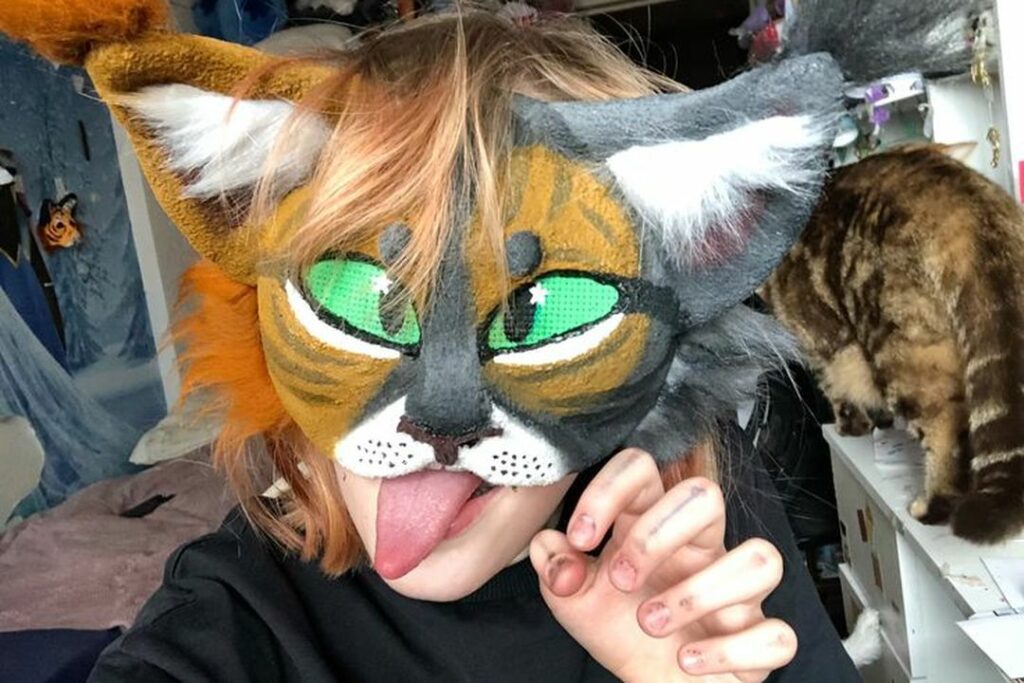 «Мода или диагноз?»: в Новосибирске дети массово подражают животным и едят кошачий корм