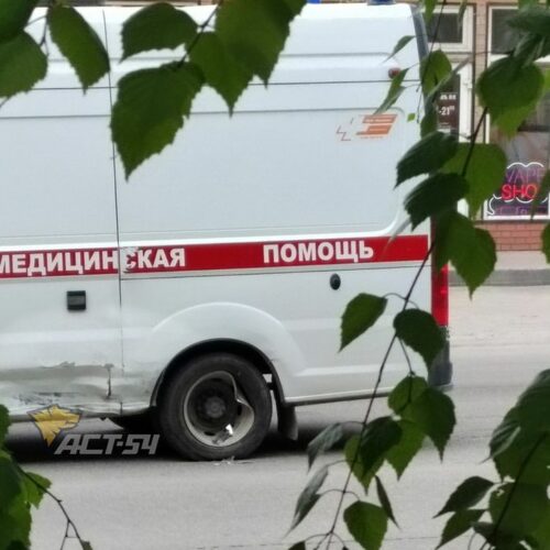 Тойота врезалась в скорую помощь в Новосибирске