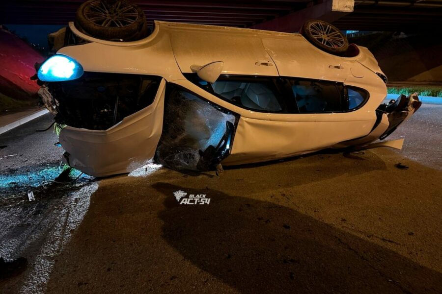 Porsche упал на проезжую часть на Ипподромской в Новосибирске