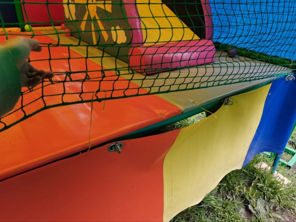 Неизвестные сломали аттракцион, открывшийся в День Победы под Новосибирском