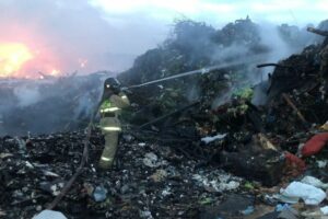 После пожара на мусорном полигоне в Новосибирске пролился «пластиковый» дождь