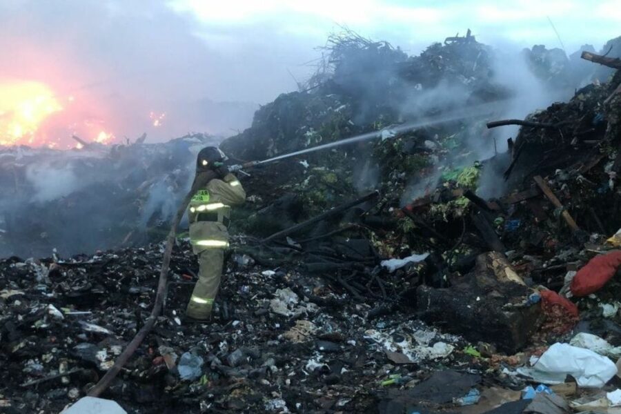После пожара на мусорном полигоне в Новосибирске пролился «пластиковый» дождь