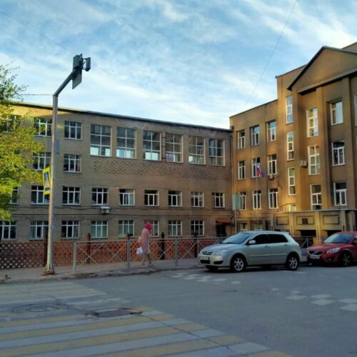 Ученица 7 класса выпала из окна гимназии в Новосибирске