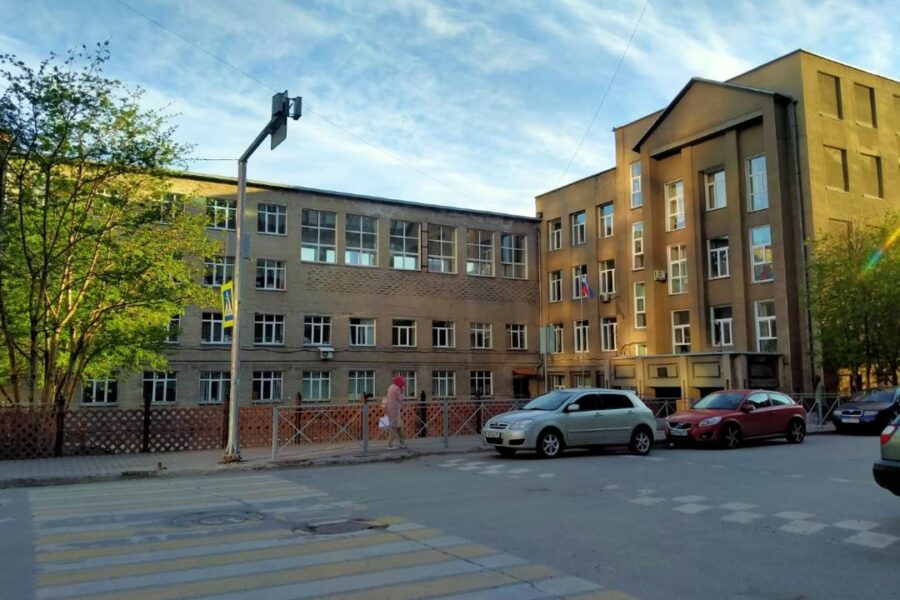 Ученица 7 класса выпала из окна гимназии в Новосибирске