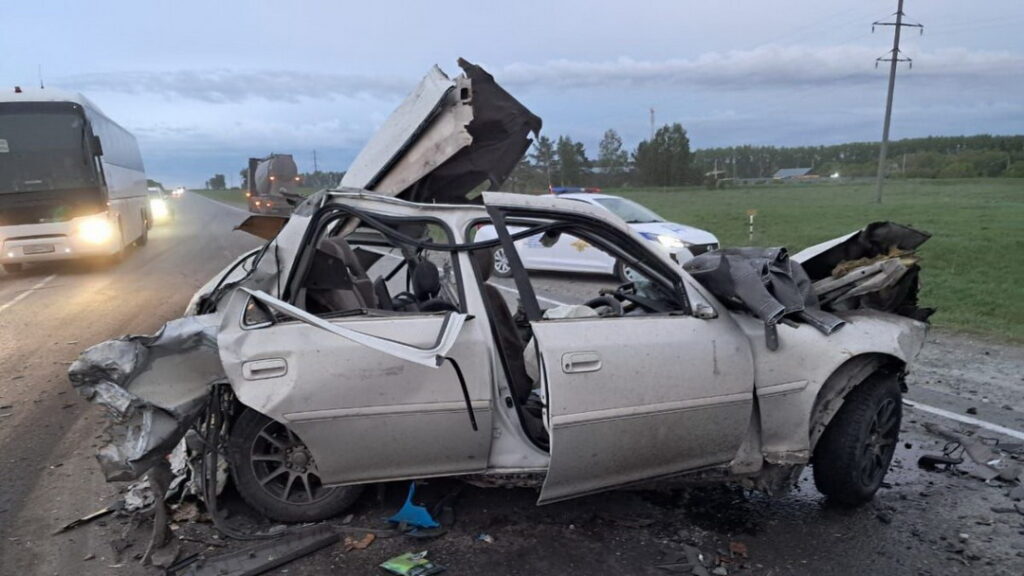 Иномарка попала в ДТП с двумя фурами в Новосибирской области