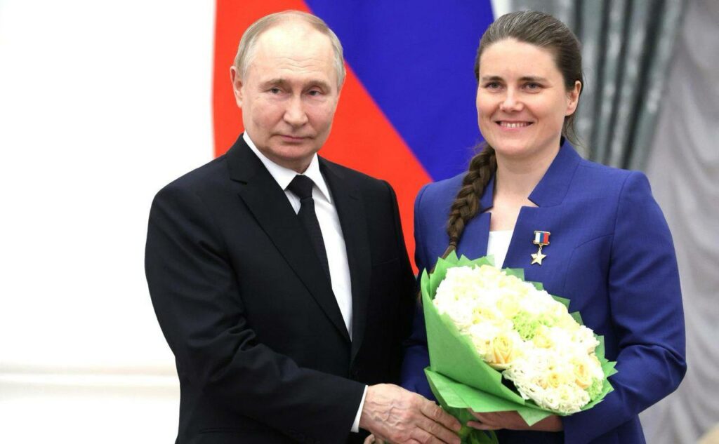 Космонавту из Новосибирска Анне Кикиной вручили «Золотую Звезду» Героя России